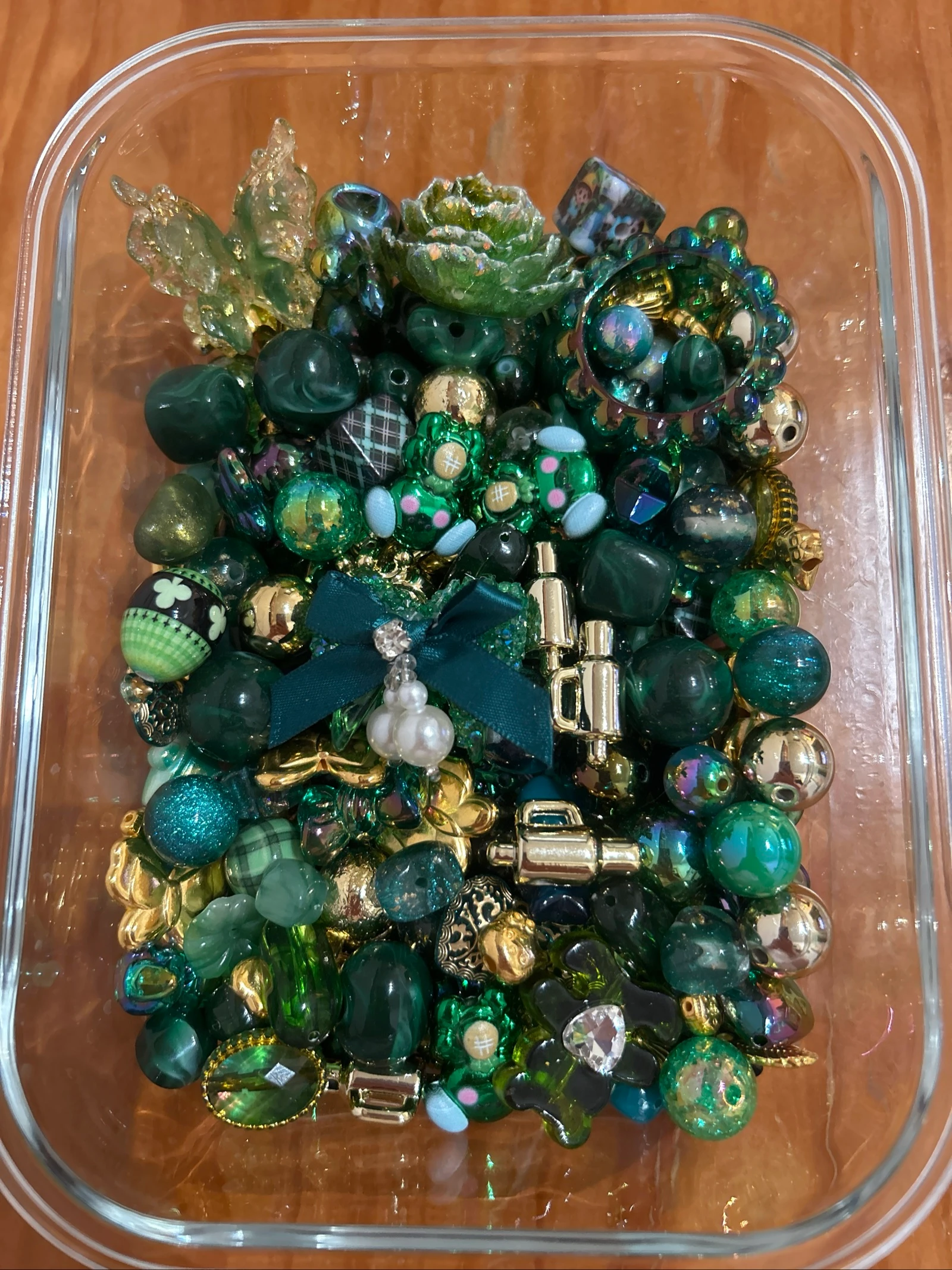 Missangas verdes e douradas de acrílicos